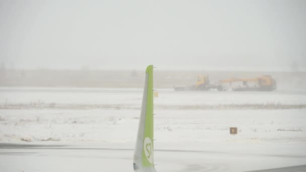 Sneeuwblazer op de startbaan op het vliegveld — Stockvideo