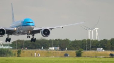 KLM 'den Boeing 777 Amsterdam' a iniyor.