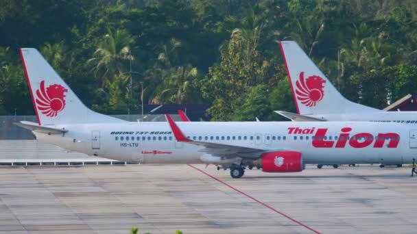 Boeing 737 Thai Lion готовится к взлету — стоковое видео