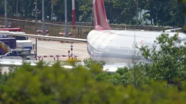 NordWind Airbus A330 odbočuje na dráhu — Stock video