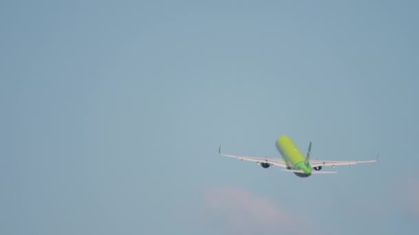 Avión de pasajeros está ganando altitud — Vídeo de stock