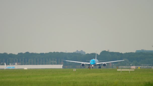 Dreamliner of KLM готовится к отъезду — стоковое видео