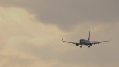 Sivil uçak gün batımında inecek.