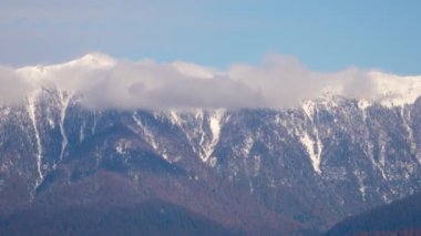 Dağların tepesindeki bulutlar