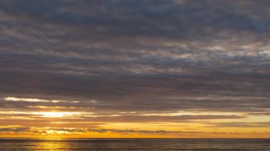 Deniz kenarında güzel bir gün batımı