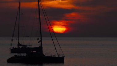 Akşamları denizde yatlar