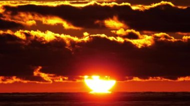 Denizde renkli gün batımı