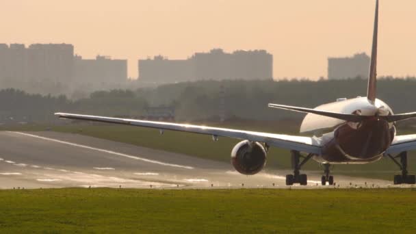 Silueta de un avión al atardecer — Vídeos de Stock