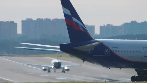 Aeroflot Boeing 777 τροχοδρόμηση στο διάδρομο απογείωσης — Αρχείο Βίντεο