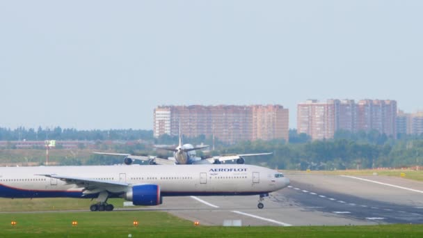 Boeing 777 Aeroflot taxi 's bij vertrek — Stockvideo