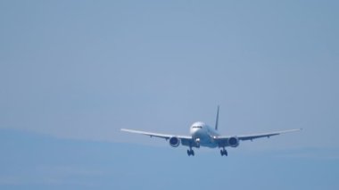 Sivil uçak inişe geçiyor.