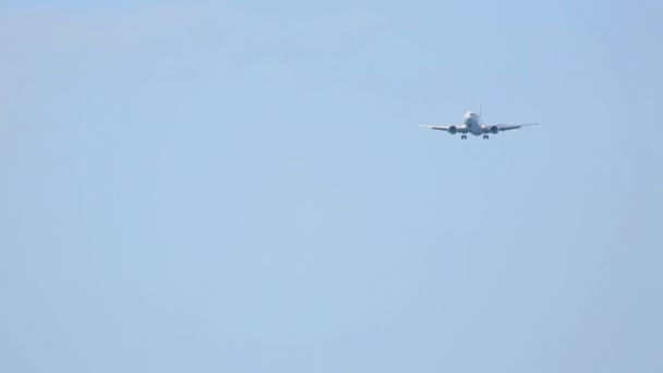 Das Flugzeug fliegt in den blauen Himmel — Stockvideo