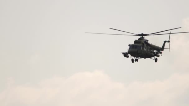 Gökyüzündeki askeri helikopter — Stok video