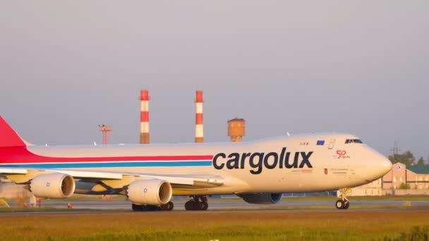 Avión de carga rodando en la pista — Vídeos de Stock