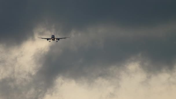 Самолет в сером дождевом небе — стоковое видео