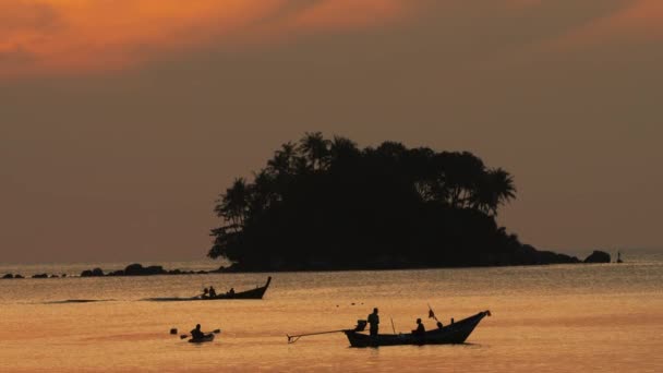 Pescadores em barcos no fundo do pôr do sol — Vídeo de Stock