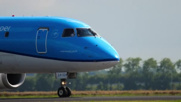 Κοντινό πλάνο της KLM Cityhopper επιβραδύνει — Αρχείο Βίντεο