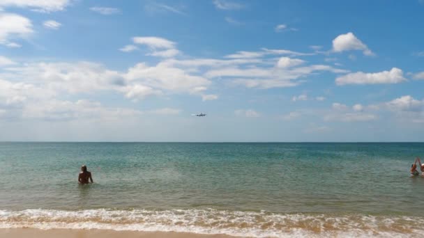 Avión vuela sobre las cabezas de los turistas — Vídeo de stock