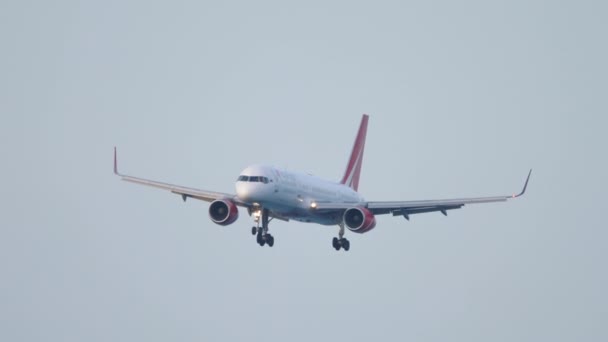 Royal Flight aterrizando en Phuket — Vídeo de stock