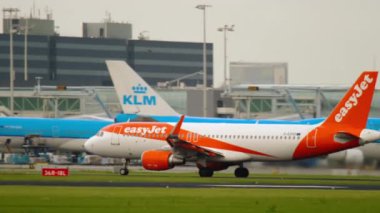 Easy Jet Airbus A313 kalkıyor.