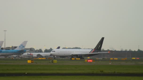 Titan Airways companhia aérea charter Reino Unido — Vídeo de Stock