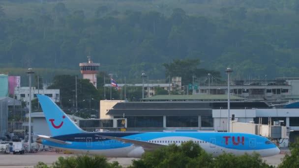 TUI voar Boeing 787 Dreamliner taxiing — Vídeo de Stock