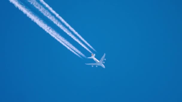 Avião a jato deixa um rastro branco no céu azul — Vídeo de Stock