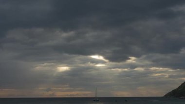 Gün batımında yağmur bulutları, zaman akıp gidiyor.