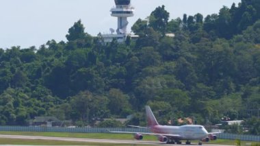 Uçak Boeing 747 taksicilik yapıyor.