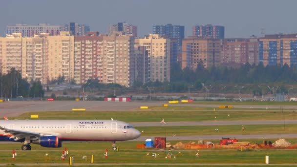 Avion de passagers en préparation au décollage — Video