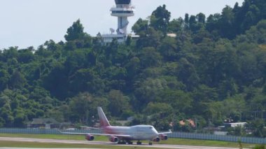 Boeing 747 uçağı Phuket havaalanına vardı.