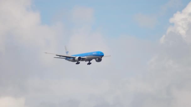 KLM Dreamliner vuela lentamente en el cielo — Vídeo de stock