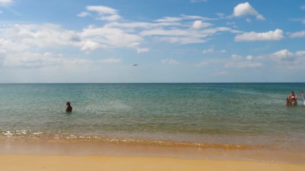 Avião voa sobre as cabeças dos turistas — Vídeo de Stock