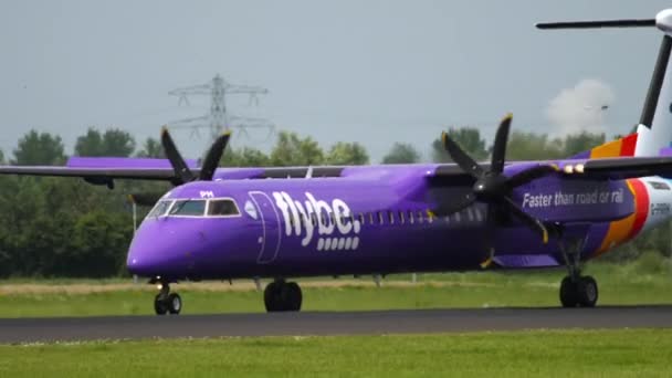 FlyBe Bombardier DASH frenata dopo l'atterraggio — Video Stock