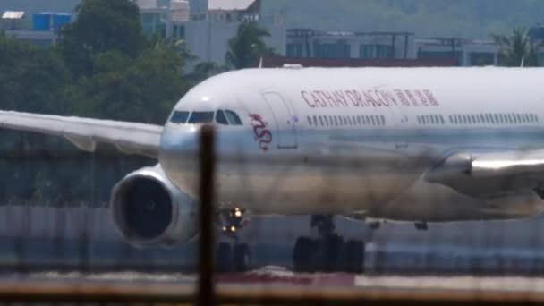 Cathay Dragon Airbus A330 taxiën — Stockvideo