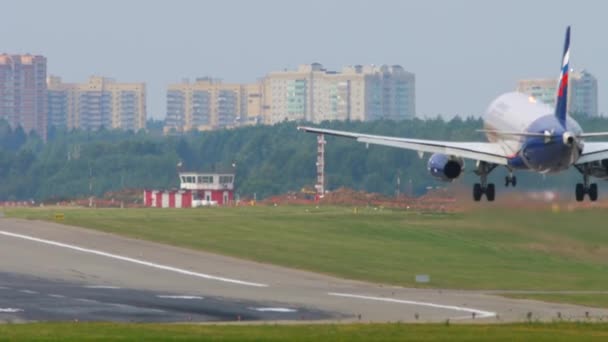 Atterraggio e frenatura di un aereo di linea — Video Stock