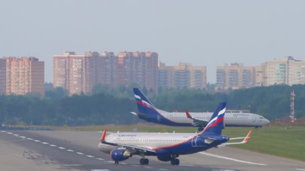 Aeroflot-Flugzeug rollt auf der Landebahn — Stockvideo