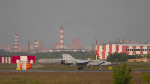 Militair supersonisch onderscheppingsvliegtuig de MIG-31 — Stockvideo