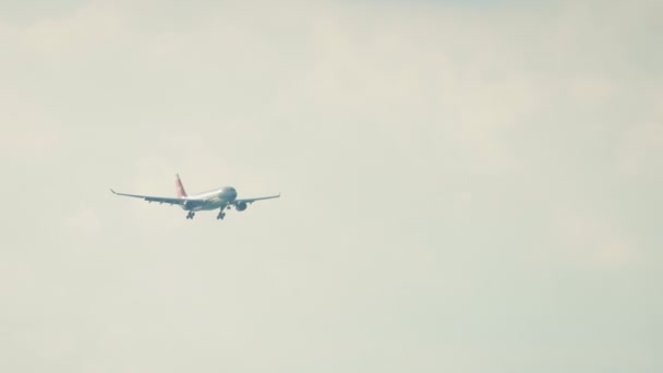 Boeing 737 linii lotniczych NordWind w porannym słońcu — Wideo stockowe
