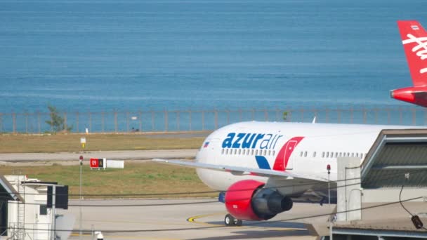 Azur Air Boeing 767 таксі до терміналу — стокове відео