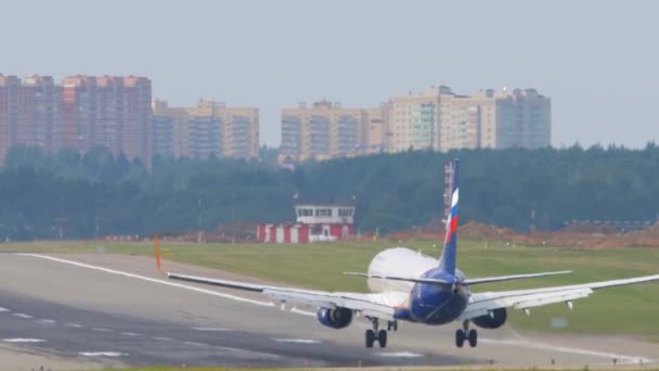 Aeroflot-Flugzeug bremst auf der Landebahn — Stockvideo