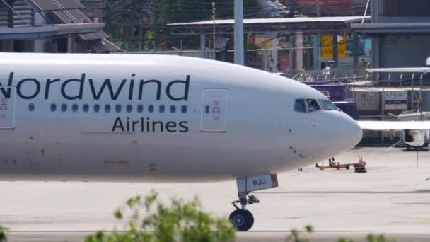 Boeing of Nordwind Airlines přijíždí do Phuketu — Stock video