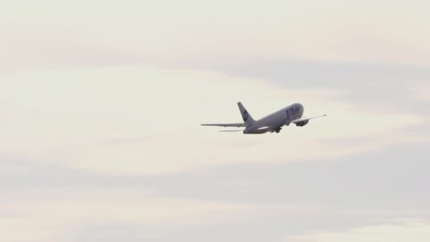 UTair взлетает и набирает высоту — стоковое видео