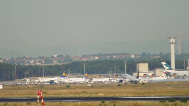 Avion Lufthansa Airbus 320 départ — Video