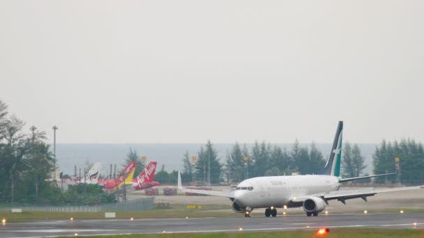 Arrivée du Boeing 737 de SilkAir — Video