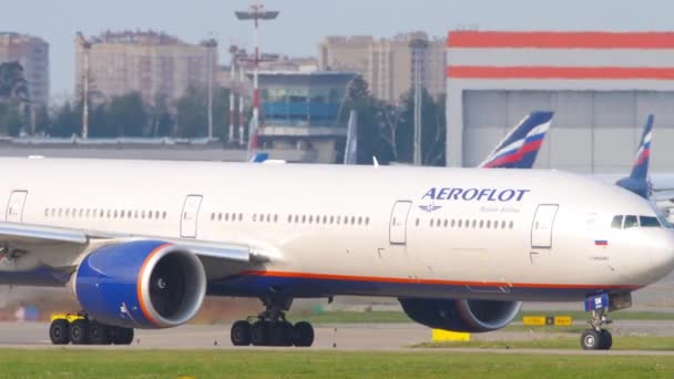 Boeing Aeroflot rodaje a la pista — Vídeo de stock