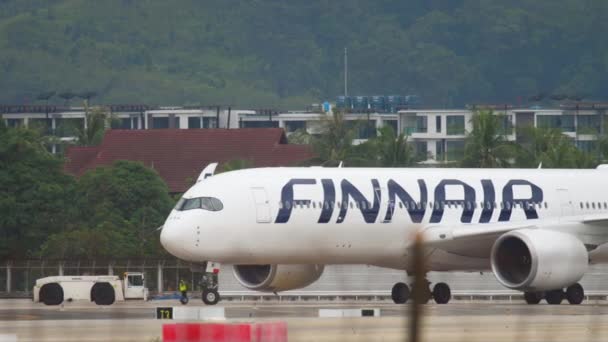 Samolot Finnair ciągnie holownik na parking — Wideo stockowe
