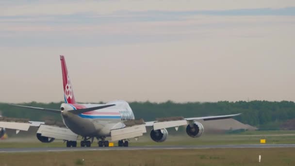 CargoLux 747 anlände till Tolmachevo flygplats — Stockvideo
