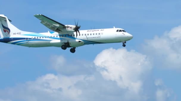 バンコク航空ATRが頭上を飛ぶ — ストック動画