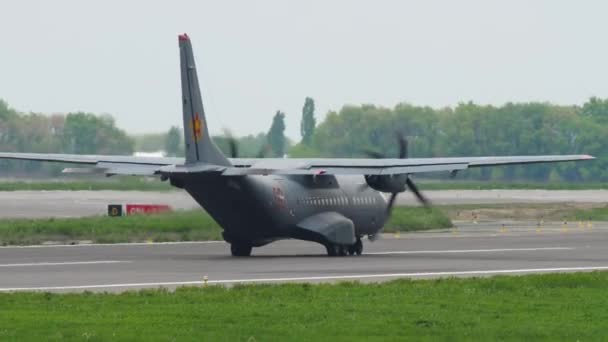 Militair vliegtuig opstijgen vanaf Almaty luchthaven — Stockvideo